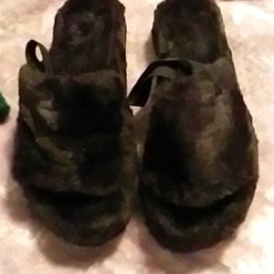 Black furry sandals size 7/8